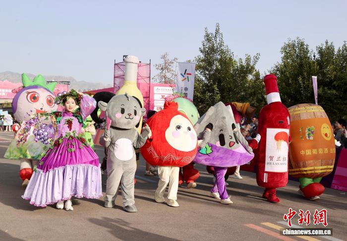 7000余跑者畅游紫色酒庄，宁夏贺兰山东麓上演“