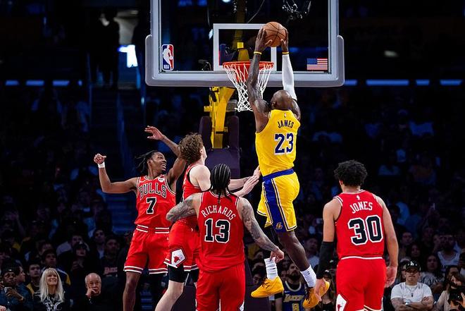 勒布朗·詹姆斯复出率队取胜 献出牺牲精神助湖