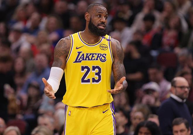 勒布朗·詹姆斯复出率队取胜 献出牺牲精神助湖