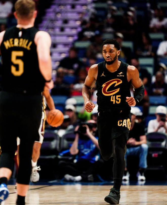 哈登末节爆发率队逆转鹈鹕 骑士两连胜锁定东部