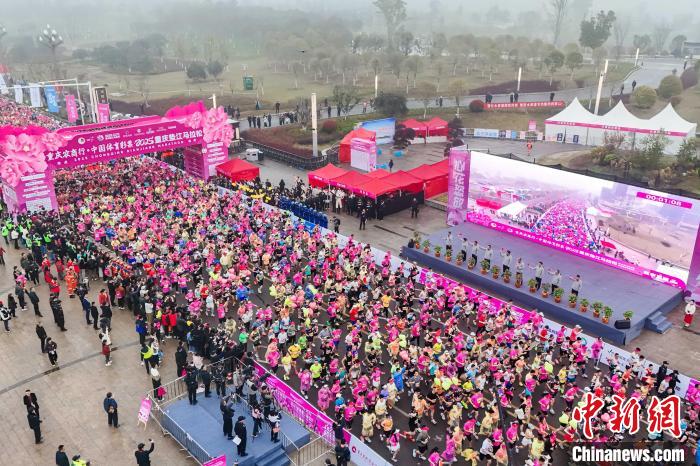 肯尼亚选手包揽重庆垫江马拉松冠亚军 油菜花海