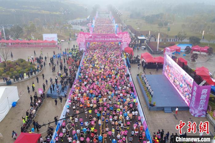 肯尼亚选手包揽重庆垫江马拉松冠亚军 油菜花海