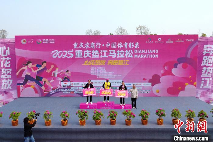 肯尼亚选手包揽重庆垫江马拉松冠亚军 油菜花海