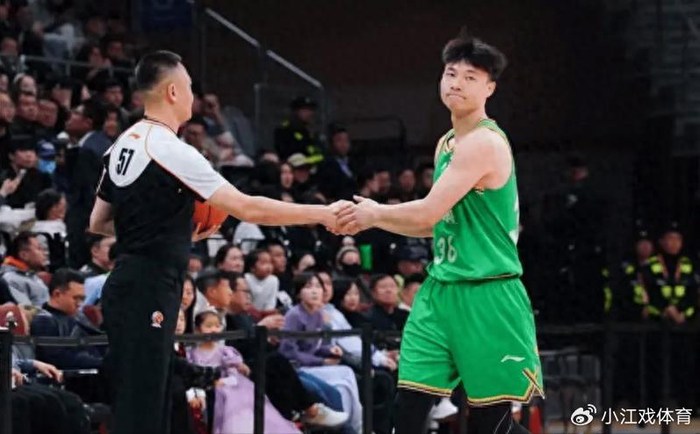 辽宁男篮主场力克新疆迎二连胜 莫兰德鄢手骐联