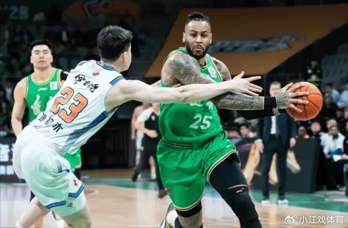 辽宁男篮主场力克新疆迎二连胜 莫兰德鄢手骐联