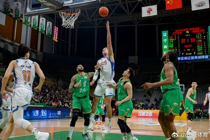 辽宁男篮主场力克新疆迎二连胜 莫兰德鄢手骐联